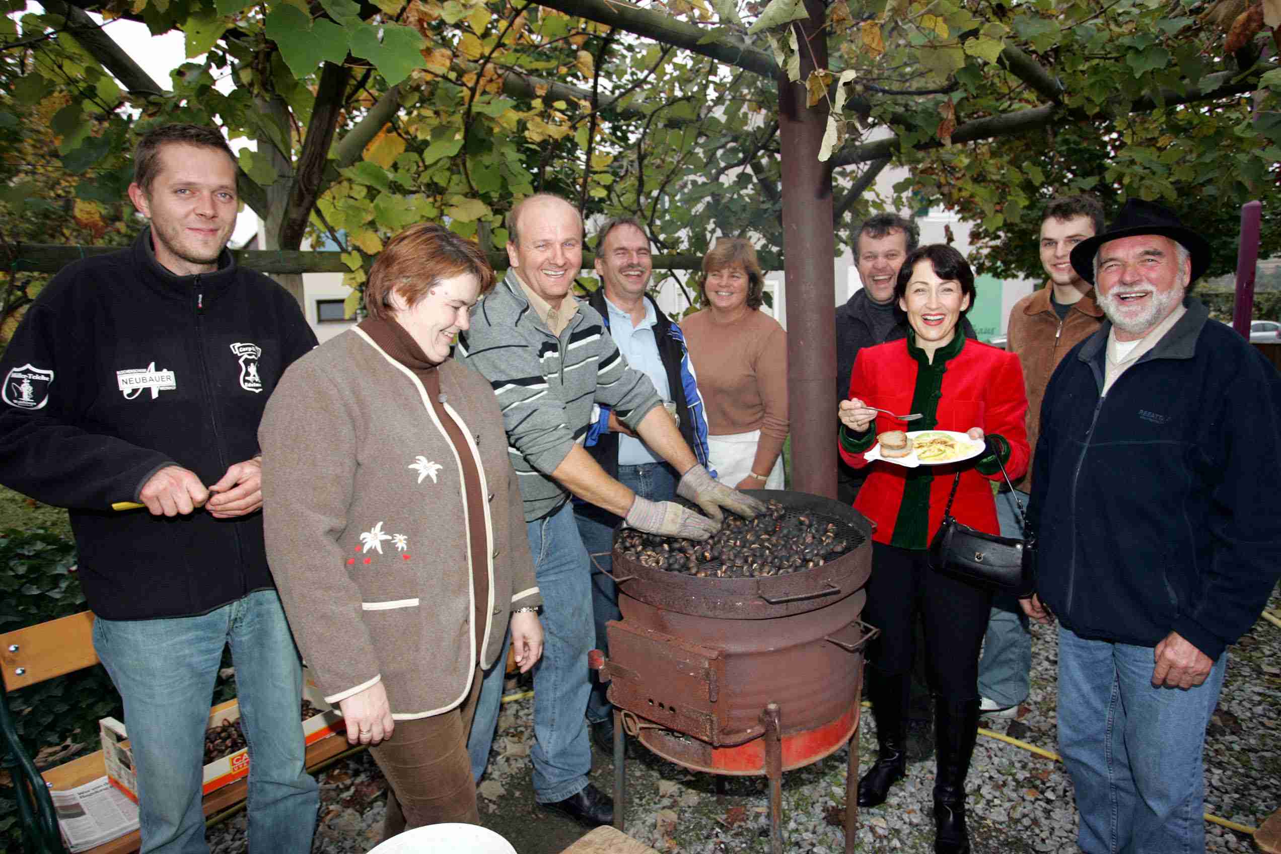 Kastanienbraten am Marktplatz in Tieschen Kastanienbraten am Marktplatz in Tieschen