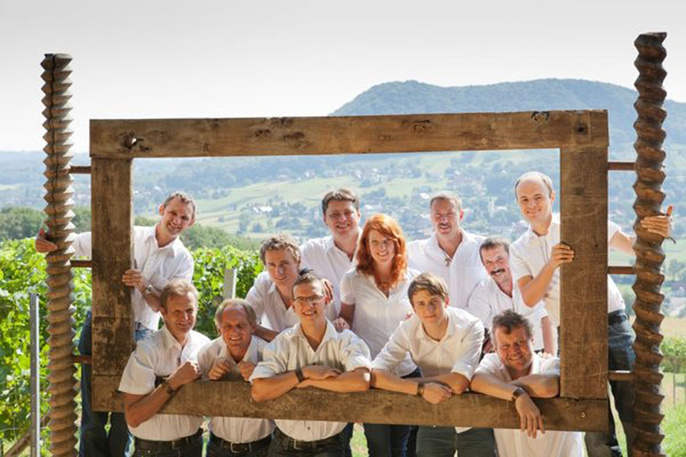 Die 12 TAU-Winzer gehen einen gemeinsamen Weg Die 12 TAU-Winzer gehen einen gemeinsamen Weg