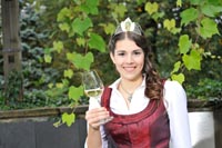 Weinkönigin Anne I in den Reben
